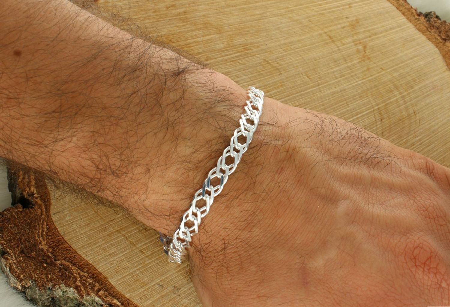 Bransoletka męska srebrna próby 925, szerokość 8 mm, długość 23 cm, waga 13,40 g. Model DIA-BRA-571371-120-925 z solidnym zapięciem na karabińczyk. Elegancki, męski dodatek na każdą okazję.1.jpg